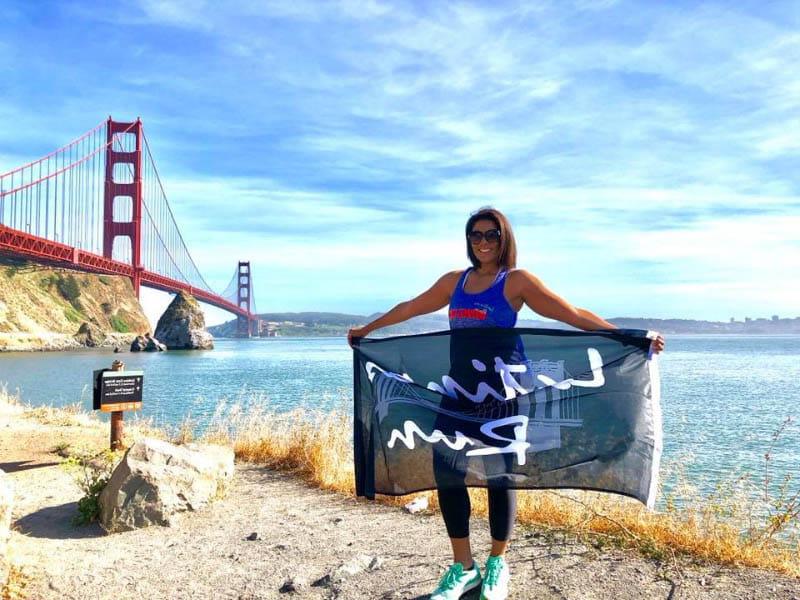 Maria Solis Belizaire在旧金山金门大桥上. 一群跑步者，她建立了现在有成千上万的成员。. (Foto cortesía de María Solís Belizaire)